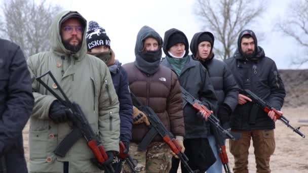 Πολιτικοί Ουκρανοί Εξασκούνται Όπλα Σκοπευτήριο Πολίτες Εκπαιδεύονται Χρησιμοποιούν Όπλα Πολύγωνο — Αρχείο Βίντεο