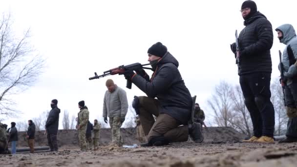 ウクライナの民間人は軍用ポリゴンでライフルで移動し 撃つ訓練をしています ウクライナ人は国を守る準備をしている キエフ 2024年1月27日 — ストック動画