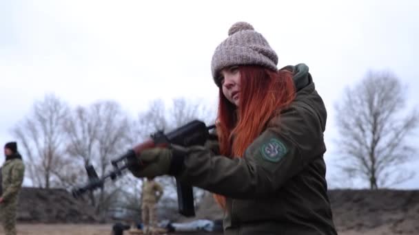 ウクライナの女性が軍用ポリゴンでライフルで訓練 若い女性の練習はAk74で撮影して移動します キエフ 2024年1月27日 — ストック動画