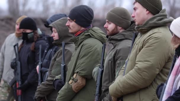 Des Civils Ukrainiens Entraînent Avec Des Armes Sur Polygone Militaire — Video