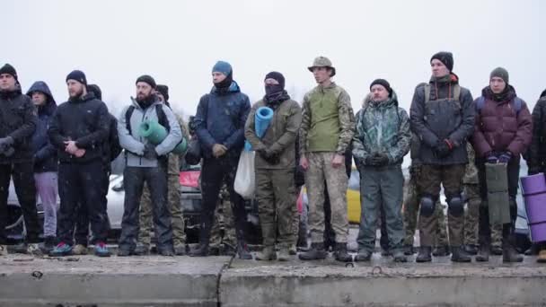 Gruppe Von Ukrainern Auf Einem Militärischen Polygon Ukrainische Männer Treffen — Stockvideo