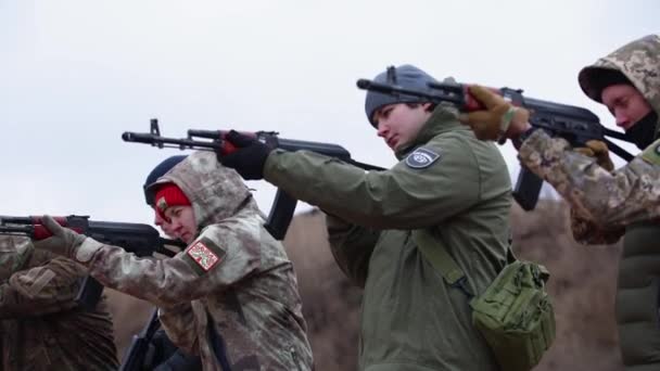 Jovens Ucranianos Aprendem Atirar Com Espingarda Kalashnikov Campo Treinamento Kiev — Vídeo de Stock