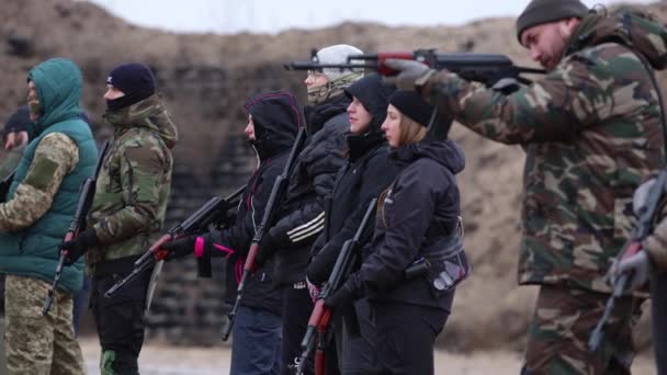 一组平民 男子和妇女 接受训练 在射击场用Ak步枪射击 2024年1月27日 — 图库视频影像