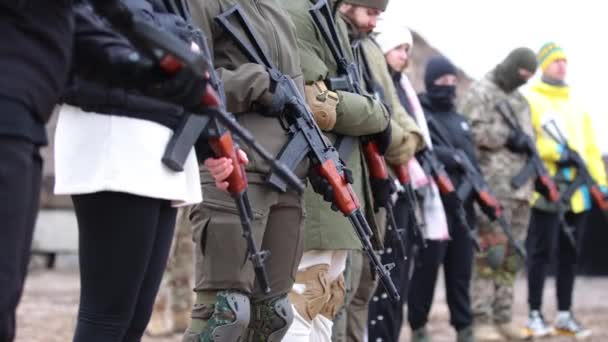 ウクライナの新兵集団は射撃範囲でAkライフルを保持している ウクライナ民間人は国を守るために武器を使う練習をしている キエフ 2024年1月27日 — ストック動画