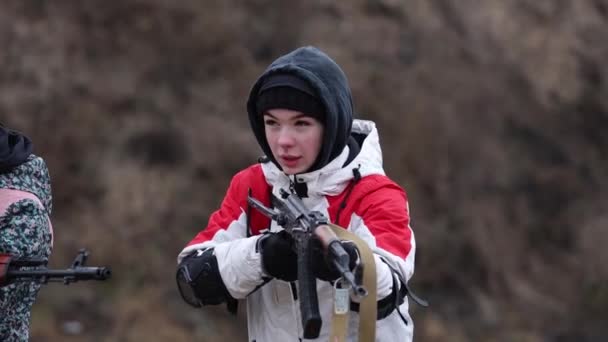 Ουκρανή Προπονείται Τουφέκι Σκοπευτήριο Νεαρή Γυναίκα Που Εξασκείται Χρησιμοποιεί Καραμπίνα — Αρχείο Βίντεο