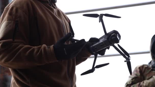 Operatore Drone Ucraino Parla Come Utilizzare Dji Mavic Campo Battaglia — Video Stock