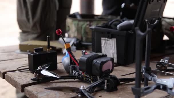 Fpv Drónbombázó Közelről Ukrán Drón Légicsapásokhoz Poligonon Filmezve Kijev Január — Stock videók