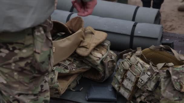 Στρατιωτικός Εκπαιδευτής Μιλά Για Πυρομαχικά Μια Τακτική Εκπαίδευση Για Τους — Αρχείο Βίντεο