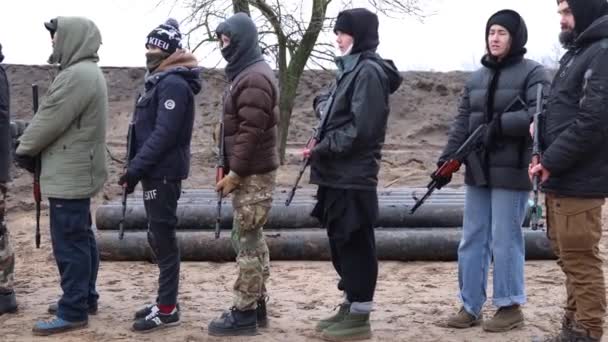 Egy Csoport Ukrán Kiképzés Egy Lőtéren Civilek Gyakorolják Fegyverek Használatát — Stock videók