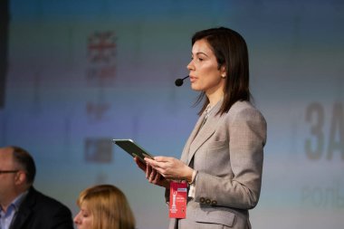 Silahlı Kadın Roman Vakfı 'nın kurucusu, Ukrayna Halk Vekili Iryna Nikorak, forumda konuşan gazilerin rehabilitasyonu konulu alt komitenin başkanı. Kyiv - 31 Ocak 2024