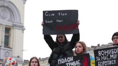 Ukraynalı kadın, Ukrayna 'nın yakalanan savunucularını Rus hapishanelerinden tahliye etmek için düzenlenen bir halk gösterisinde 