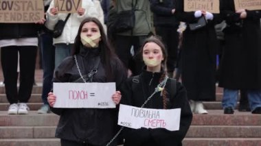 Mariupol ve Azovstal 'ın yakalanan savunucularına adanmış bir mitingde ağzı dikilmiş genç Ukraynalı aktörler 