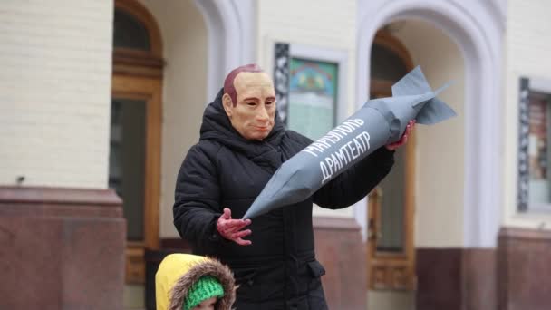 Actor Enmascarado Vladimir Putin Sostiene Bomba Sobre Niño Ucraniano Actuación — Vídeo de stock