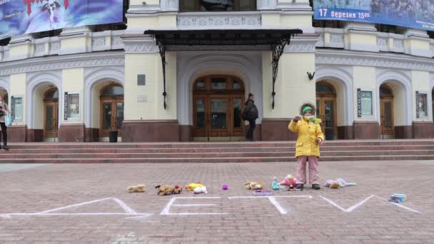 Menina Ucraniana Posando Com Bandeira Mariupol Grande Palavra Crianças Dedicada — Vídeo de Stock