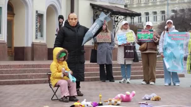Herec Masce Putina Ukazující Bombou Ukrajinské Dítě Představení Věnovaném Výročí — Stock video