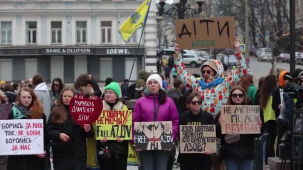 フリー アゾフ 沈黙しない という旗を持つウクライナの活動家は アゾフスタルとマリポルの守備を奪取する大規模な公的行動をとっている キエフ 2024年3月17日 — ストック動画
