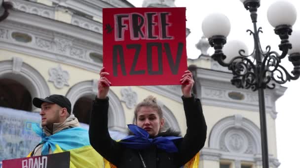 Ukrainsk Aktivist Håller Fana Free Azov Vid Ett Offentligt Möte — Stockvideo