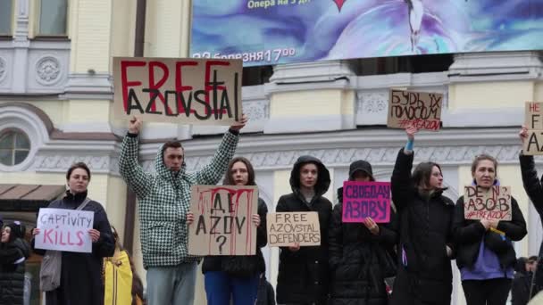 Украинские Активисты Позирующие Плакатами Свободные Защитники Азовсталя Азов Демонстрации Киев — стоковое видео