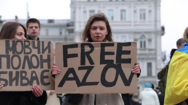 Sorglig Ukrainsk Kvinna Poserar Med Fana Free Azov Offentlig Demonstration — Stockvideo