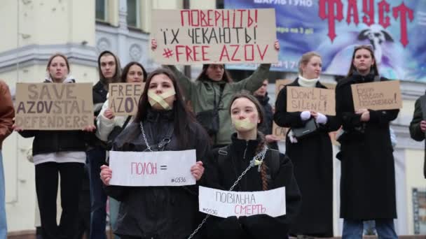 ウクライナの若い活動家は バナー キャプティビティキル フリーアゾフ と劇場の縫われた口でポーズします キエフ 2024年3月17日 — ストック動画