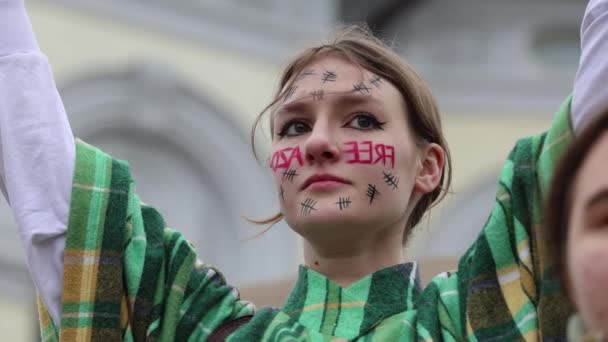 Jonge Oekraïense Activist Draagt Een Make Met Een Opschrift Free — Stockvideo