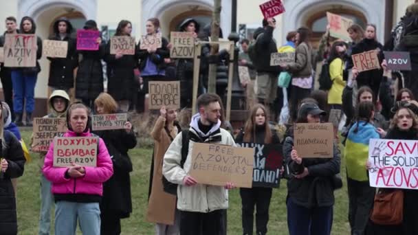 Activistas Ucranianos Con Pancartas Free Azov Azovstal Defenders Una Manifestación — Vídeos de Stock
