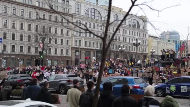 우크라이나어 활동가의 거대한 군중은 마리우폴과 Azovstal의 수비수에 평화로운 시위에 키예프 — 비디오
