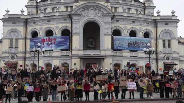 乌克兰被俘士兵的亲属以及Azovstal和Mariupol的维护者在基辅国家歌剧院举行的大规模公开示威 2024年3月17日 — 图库视频影像