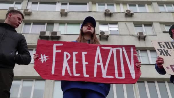 Украинский Активист Держит Плакат Свободу Азову Митинге Киев Марта 2024 — стоковое видео
