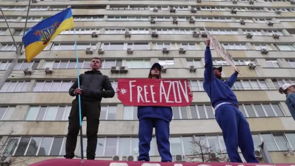 Ukraińscy Aktywiści Pozujący Dachu Samochodu Transparentem Wolny Azow Flagą Narodową — Wideo stockowe