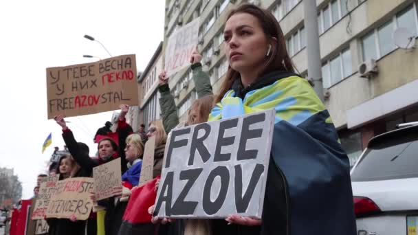 Ukraińska Kobieta Nosi Flagę Regionu Donbasu Posiada Sztandar Wolny Azow — Wideo stockowe