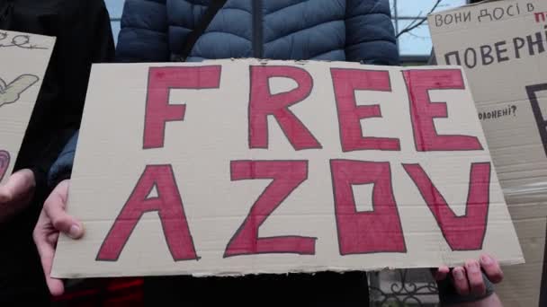 Persona Sostiene Una Pancarta Free Azov Una Manifestación Kiev Marzo — Vídeo de stock