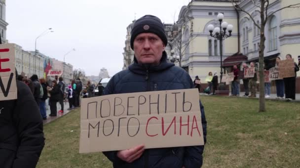 悲しいウクライナ人男性が公のデモンストレーションで 息子を連れ戻す という旗を掲げた キエフ 2024年3月17日 — ストック動画