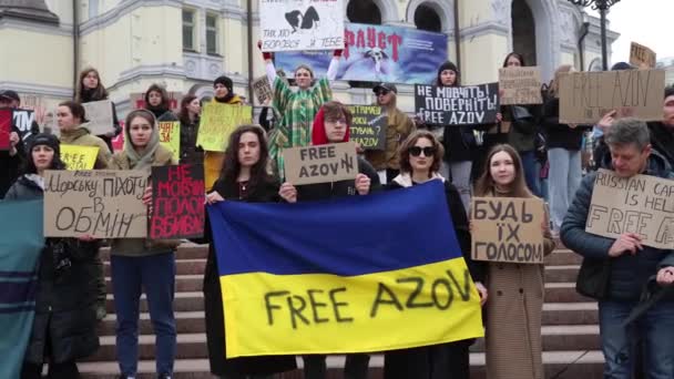 ウクライナの若い活動家のグループは 平和的なデモで フリーアゾフ を書いたウクライナの国旗を掲げています キエフ 2024年3月17日 — ストック動画