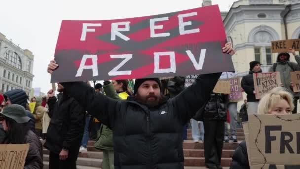 Ativista Ucraniano Segura Uma Bandeira Free Azov Acima Sua Cabeça — Vídeo de Stock