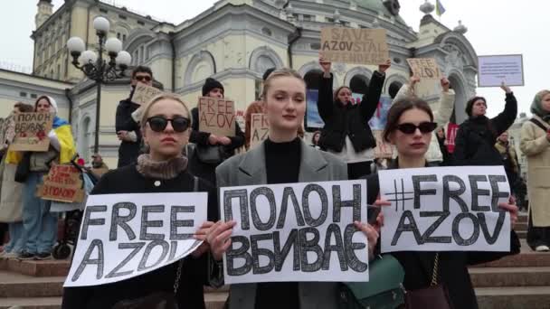 在自2022年以来一直被俄罗斯监禁的乌克兰维权人士的和平示威中 年轻女性高举标语 Free Azov Captivity Kills 2024年3月17日 — 图库视频影像