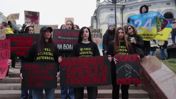 在专门为仍在俄罗斯监狱中被俘的乌克兰捍卫者举行的公众示威活动中 乌克兰年轻妇女举着标语 俘虏杀人 2024年3月17日 — 图库视频影像