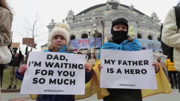 Crianças Ucranianas Posando Com Uma Faixa Pai Estou Esperando Por — Vídeo de Stock