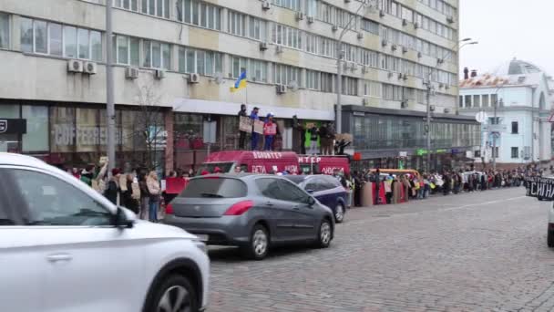 Stor Offentlig Sammankomst Ukraina Demonstratörer Med Banderoller Free Azov Krav — Stockvideo