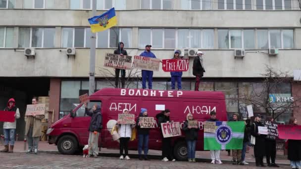 ウクライナの活動家は ボランティアバスの上に旗 フリーアゾフ とウクライナの国旗を掲げています キエフ 2024年3月17日 — ストック動画