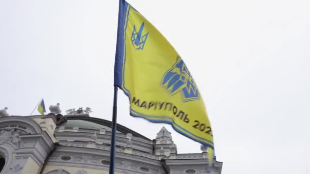 Прапор України Логотипом Азовської Бригади Написанням Маріуполь 2022 Махав Відкритому — стокове відео