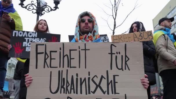ウクライナの活動家は 集会でドイツ語で フランスの華麗なウクライナのジファニーネ ウクライナの囚人への自由 の旗を保持しています キエフ 2024年3月17日 — ストック動画