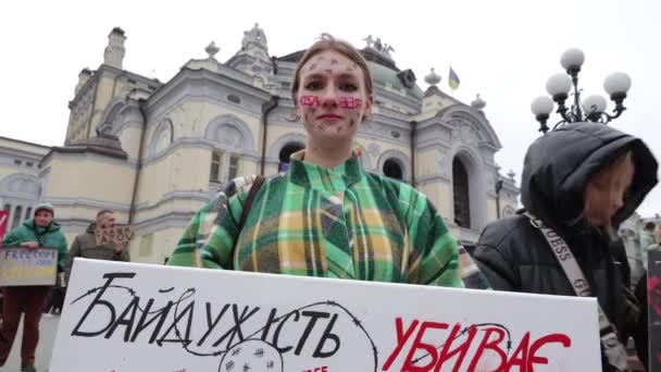 若いウクライナ人活動家はメイクを着て 差別殺人 という旗を掲げている フリー アゾフ 公開デモ キエフ 2024年3月17日 — ストック動画