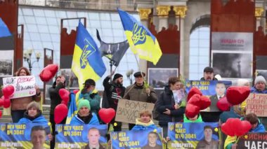 Meydan 'da kaybolan ve yakalanan Ukrayna askerlerinin aileleri (Bağımsızlık Meydanı). Mitingde bayrakları ve sancakları olan Ukraynalılar. Kyiv - 16 Mart 2024