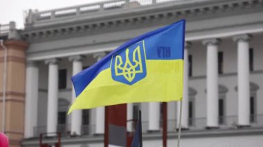 Ukrayna 'nın ulusal bayrağı kentteki halka açık bir gösteride direkte dalgalanıyor. Kyiv - 16 Mart 2024