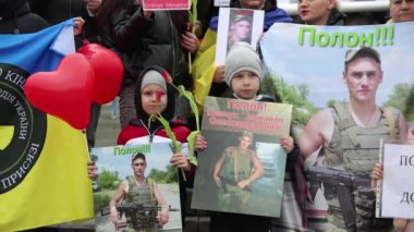 Ukraynalı çocuklar, Rus esaretinde kalan babalarının portreleriyle poz veriyorlar. Kyiv - 16 Mart 2024