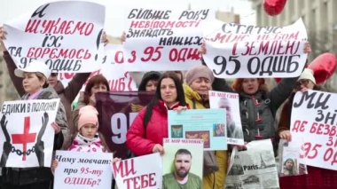 Ukrayna Silahlı Kuvvetler Tugayı 'nın kayıp askerlerinin yakınları Meydan Meydanı' ndaki halk mitinginde gösteri yapıyor. Kyiv - 16 Mart 2024