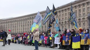 Meydan Meydanı 'nda barışçıl bir gösteride Rus esaretini protesto eden bayraklar ve bayraklar taşıyan büyük bir Ukraynalı aktivist grubu. Kyiv - 16 Mart 2024