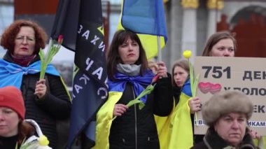 Vatansever Ukraynalı kadın Meydan Meydanı 'ndaki bir halk gösterisinde ulusal bayrak taşıyor. Kyiv - 16 Mart 2024