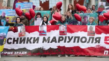 Ukraynalı kadınlar, Mariupol savunucularının, yakalanan askerlerin Rus hapishanelerinden salıverilmesi talebiyle bir pankart ve portreleri taşıyorlar. Kyiv - 16 Mart 2024